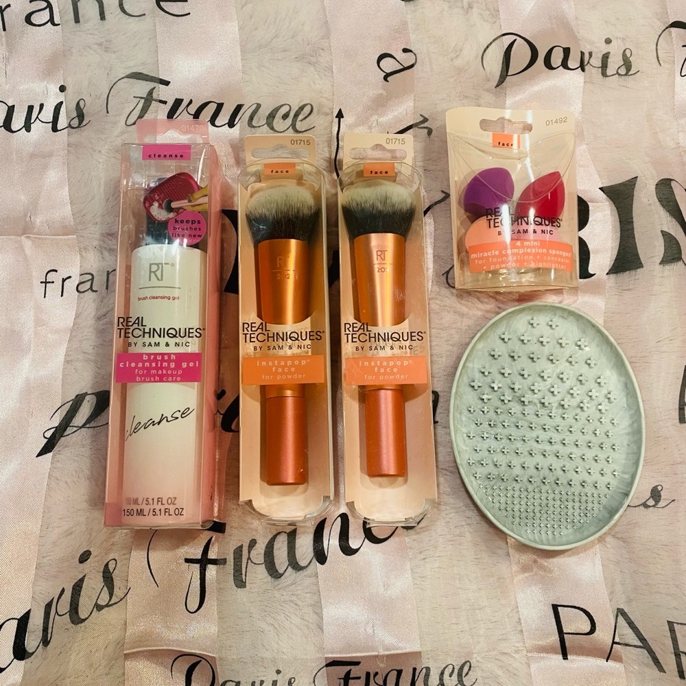 NEW Real Techniques Bundle Brushes/Sponges/Cleaner
